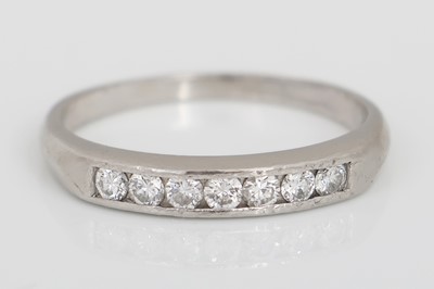 Lot 745 - Platinring  mit Brillantbesatz