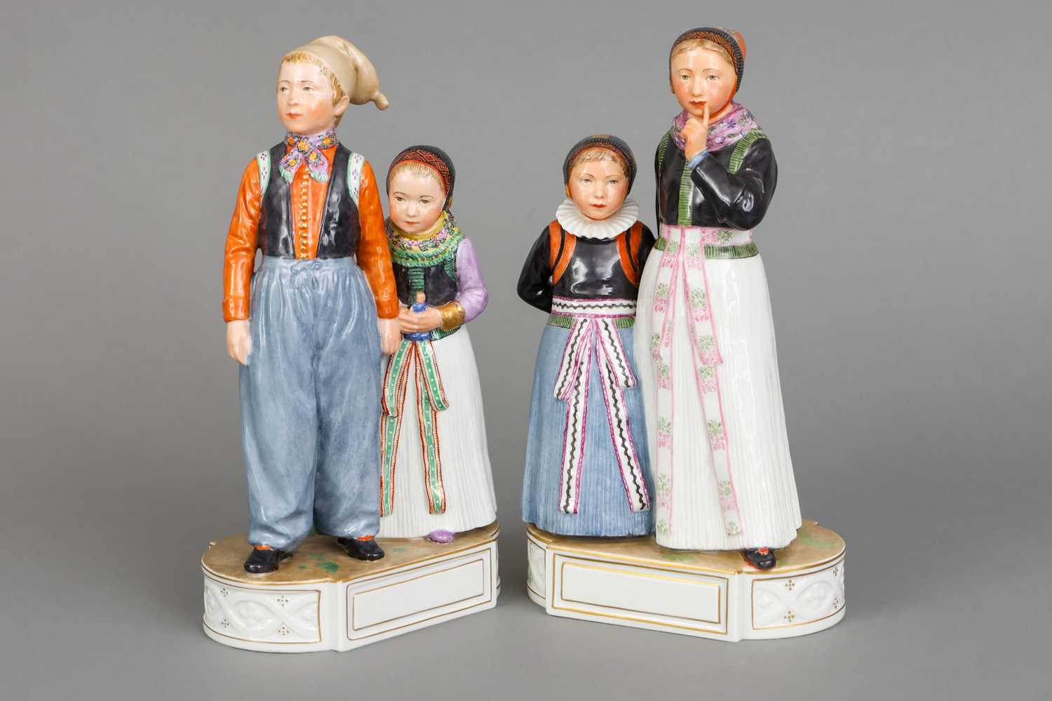 Lot 1145 - Paar ROYAL COPENHAGEN Porzellanfiguren "Amager Kinder"