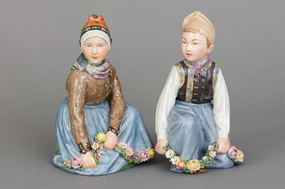 Lot 1143 - 2 ROYAL COPENHAGEN Porzellanfiguren "Mädchen aus Fanö" und "Junge aus Amager"