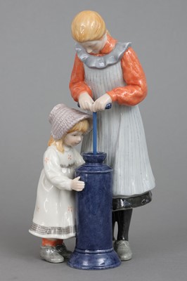 Lot 922 - ROYAL COPENHAGEN Porzellanfigur "Mädchen mit Butterfass"