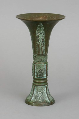 Lot 76 - Chinesische Bronze-Vase "Gu" im archaischen Stil
