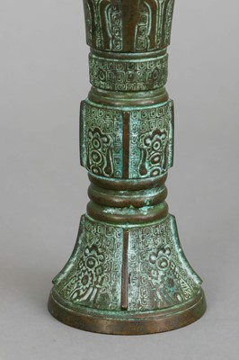 Lot 76 - Chinesische Bronze-Vase "Gu" im archaischen Stil
