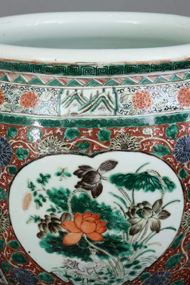 Lot 22 - Großes chinesisches Porzellan-Cachepot "Fishbowl"