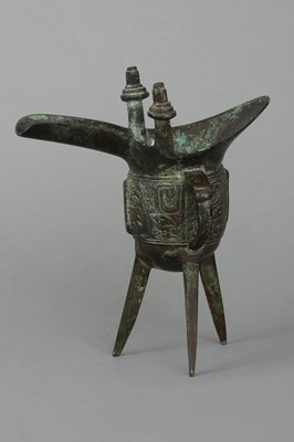 Lot 78 - Chinesisches Bronze-Ritualgefäß "Jue" im archaischen Stil