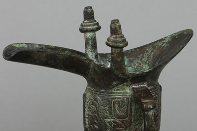 Lot 96 - Chinesisches Bronze-Ritualgefäß "Jue" im archaischen Stil