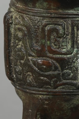Lot 78 - Chinesisches Bronze-Ritualgefäß "Jue" im archaischen Stil