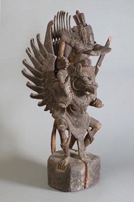 Lot 240 - Indonesische Holzskulptur "Vishnu reitet Garuda"