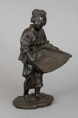 Lot 139 - GENRYUSAI SEIKOKU (1868-1912) Bronzefigur "Japanerin mit Reiskorb"