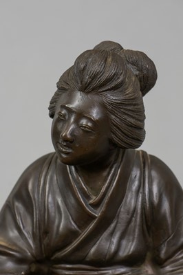 Lot 161 - GENRYUSAI SEIKOKU (1868-1912) Bronzefigur "Japanerin mit Reiskorb"