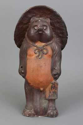 Lot 183 - Japanische Keramikfigur eines Tanuki