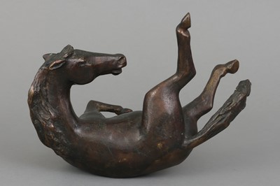 Lot 1658 - KARLHEINZ GOEDTKE (1915-1995) Bronzefigur "Sich wälzendes Pferd"