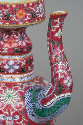 Lot 88 - Chinesische Porzellan-Ritualkanne im tibetischen Stil