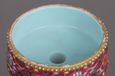 Lot 88 - Chinesische Porzellan-Ritualkanne im tibetischen Stil