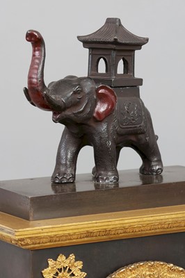 Pendule des Empire mit Elefantenfigur