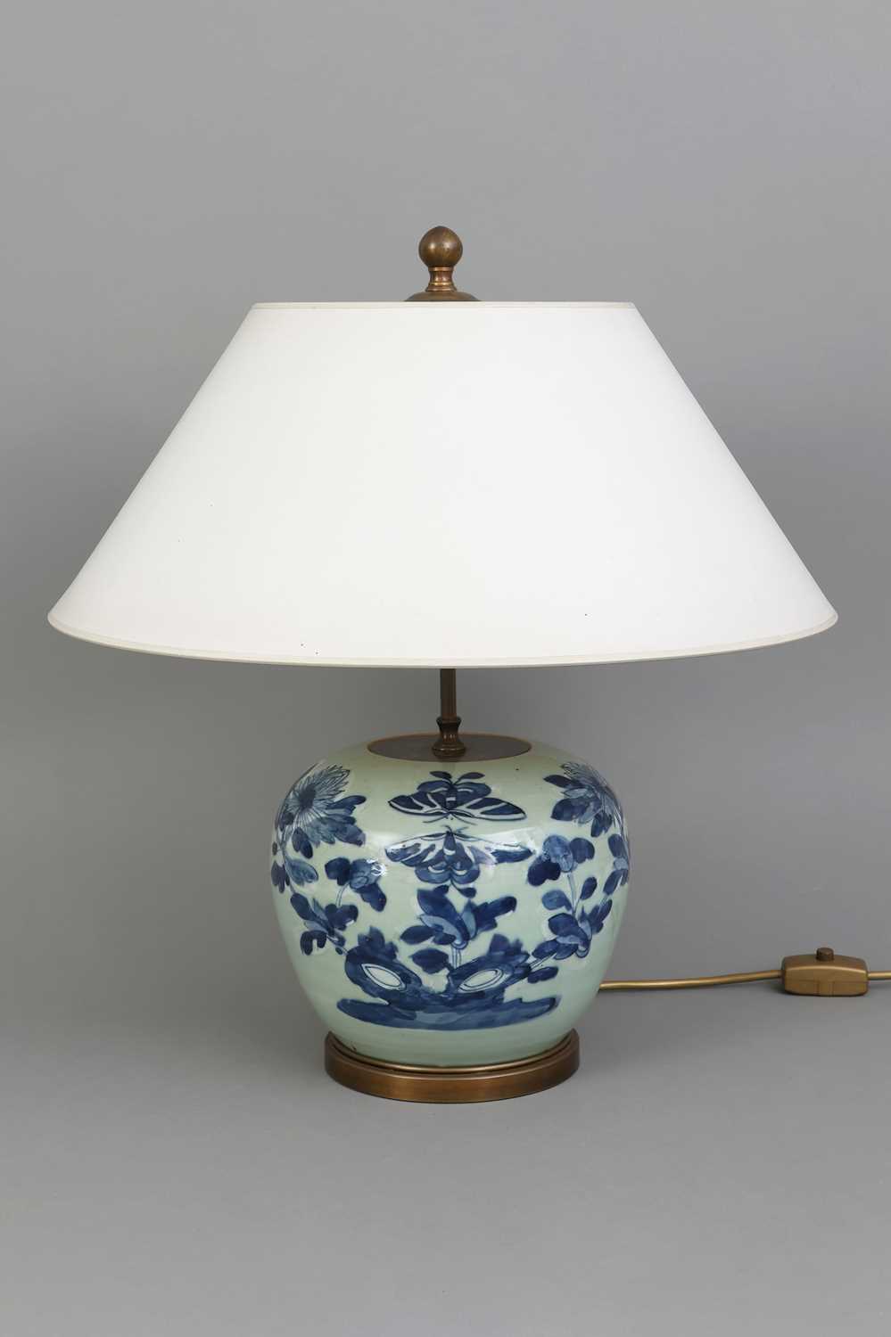 Lot 82 - Chinesische Porzellan-Tischlampe in Form eines Ingwertopfes