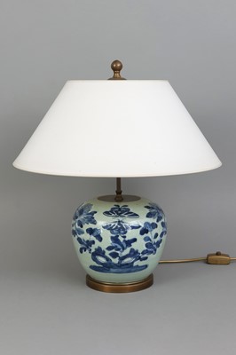 Lot 82 - Chinesische Porzellan-Tischlampe in Form eines Ingwertopfes