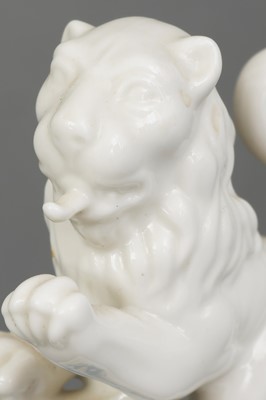 NYMPHENBURG Porzellanfigur "Bayrischer Löwe"