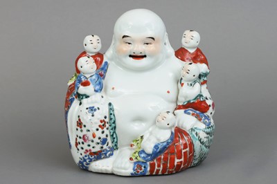 Lot 68 - Chinesische Porzellanfigur "Buddha mit Kindern"