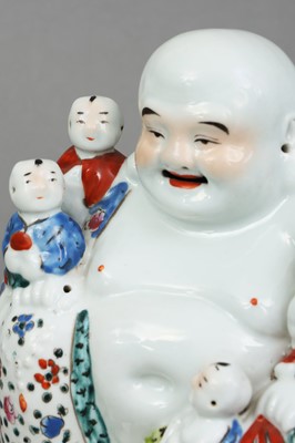 Lot 68 - Chinesische Porzellanfigur "Buddha mit Kindern"