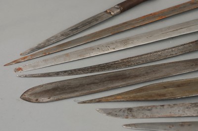 Konvolut afrikanisch-arabischer Schwerter und Messer