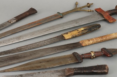 Konvolut afrikanisch-arabischer Schwerter und Messer