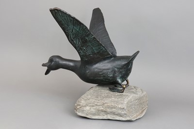H. THIES (zeitgenössischer deutscher Bildhauer) Kupferfigur "Gans im Flug"