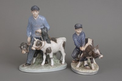 Lot 965 - 2 ROYAL COPENHAGEN Porzellanfiguren  "Hirte mit zwei Kälbern" und "Junge mit Kalb"