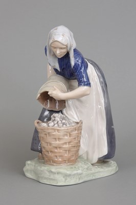 Lot 966 - ROYAL COPENHAGEN Porzellanfigur "Frau beim Kartoffelnsammeln"