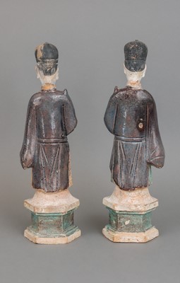 Lot 105 - Paar chinesische Begräbnisfiguren "Sänftenträger" der Ming-Dynastie