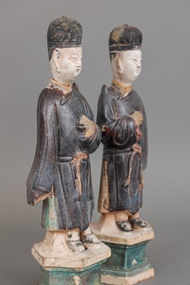 Lot 105 - Paar chinesische Begräbnisfiguren "Sänftenträger" der Ming-Dynastie