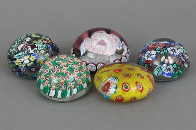 Lot 1090 - 5 Glas Paperweights