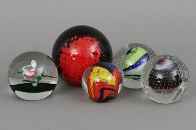 Lot 1091 - 5 Glas Paperweights