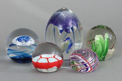 Lot 1092 - 5 Glas Paperweights