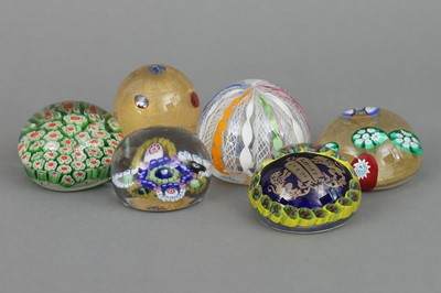 Lot 1095 - 6 Glas Paperweights