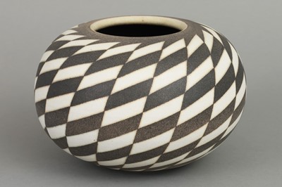 Lot 987 - INKE LERCH-BRODERSEN (*1946) Künstlerkeramikvase