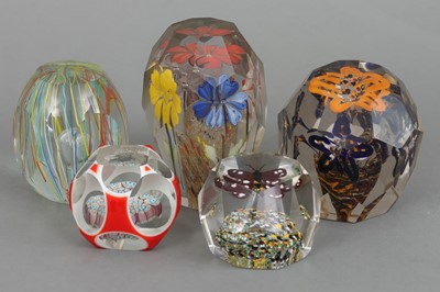 Lot 1093 - 5 Glas Paperweights