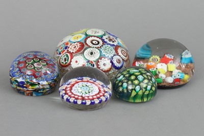 Lot 1094 - 5 Glas Paperweights