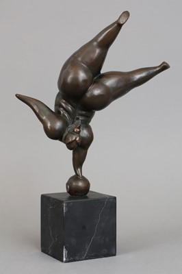 Lot 1673 - Bronzefigur "Beleibter weiblicher Akt beim Handstand auf Kugel"