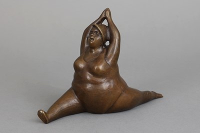 Lot 1672 - Bronzefigur im Stile BOTERO "Beleibter weiblicher Akt, eine Yoga-Figur turnend"