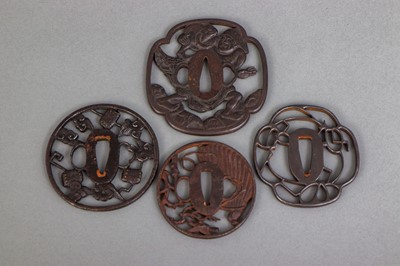 Lot 142 - 4 frühe ornamentale japanische Tsubas