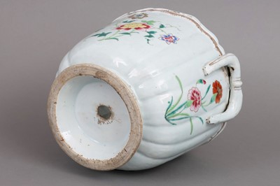 Lot 30 - Chinesisches Porzellancachepot der Qing-Dynastie