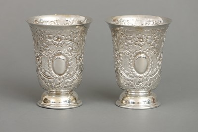 Paar Silberbecher mit Reliefdekor
