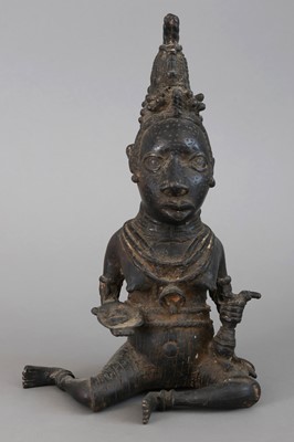 Lot 1202 - Afrikanische Bronzefigur einer Schamanin, wohl Yoruba, Benin/Nigeria