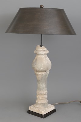 Lot 358 - Tischlampe mit Fuß in Form eines Sandstein Balusters