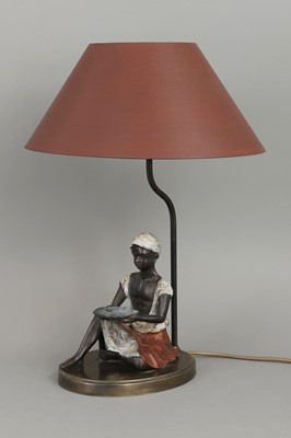 Lot 356 - Tischlampe mit Figur eins afrikanischen Lakaien mit Muschelschale