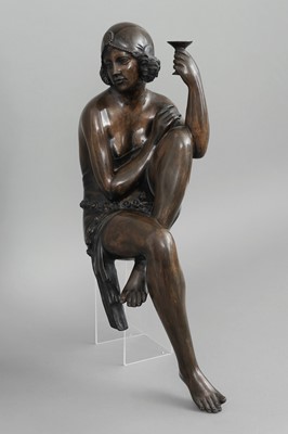 Bronzefigur im Stile des Art Nouveau "Sitzende Tänzerin mit Champagnerglas"