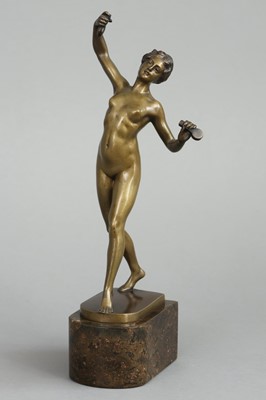 Lot 1553 - OTTO HOFFMANN (1885-1915) Bronzefigur des Jugendstil "Tanzender weiblicher Akt mit Kastagnetten"