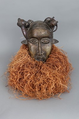 Lot 1207 - Afrikanische Gelbguss Tanzmaske der Yoruba, Nigeria (Benin)