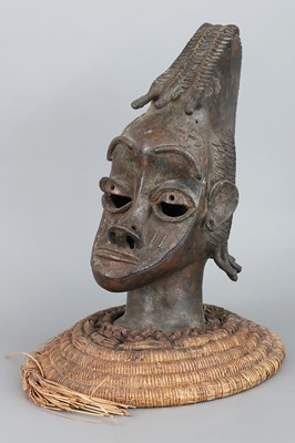 Lot 1203 - Afrikanischer Bronze (Gelbguss) Gedenkkopf eines Schamanen der Yoruba, Benin