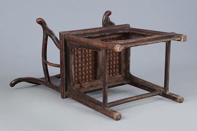 Lot 81 - Chinesischer high-back Armlehnstuhl der späten Qing Dynastie
